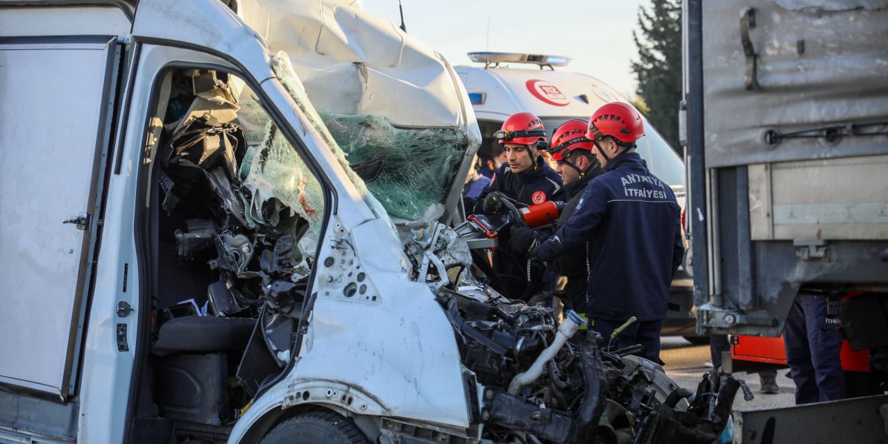 Park Halindeki Tır a Çarpan Minibüsün Sürücüsü Öldü