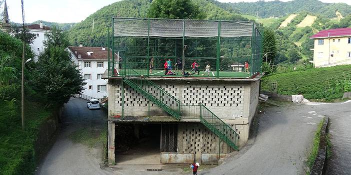 Çay alım yerinin çatısında halı saha