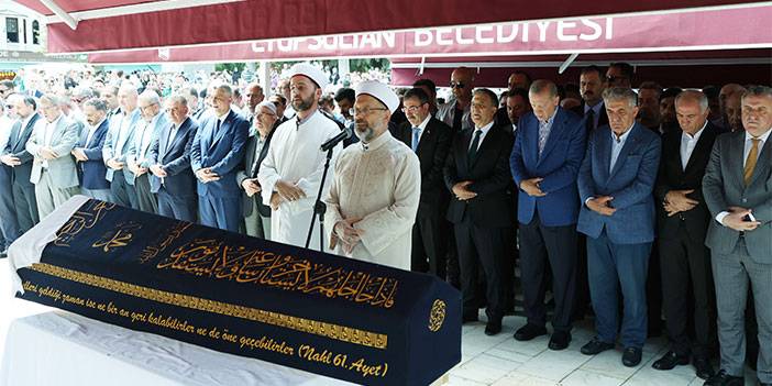 Cumhurbaşkanı Erdoğan, Hayati Yazıcı’nın annesinin cenaze törenine katıldı