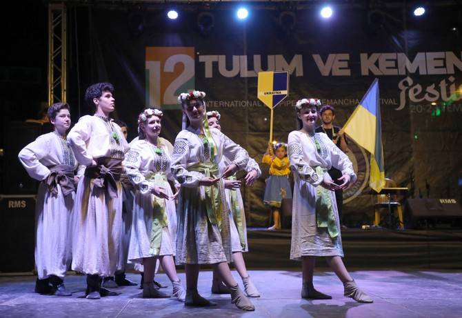 Rize'deki tulum ve kemençe festivalinde 'savaş karşıtı' dans 13