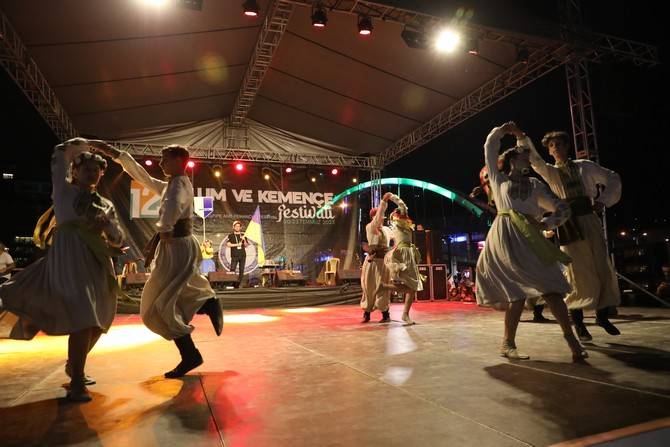 Rize'deki tulum ve kemençe festivalinde 'savaş karşıtı' dans 14