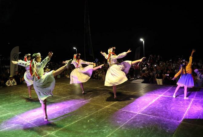 Rize'deki tulum ve kemençe festivalinde 'savaş karşıtı' dans 16