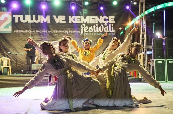 Rize'deki tulum ve kemençe festivalinde 'savaş karşıtı' dans 17