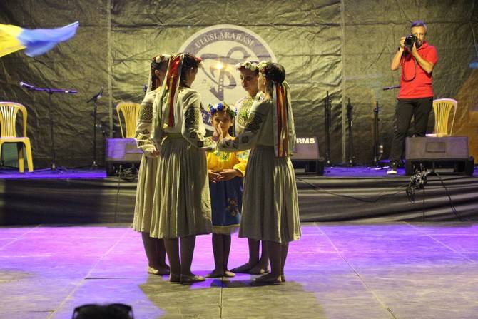 Rize'deki tulum ve kemençe festivalinde 'savaş karşıtı' dans 5