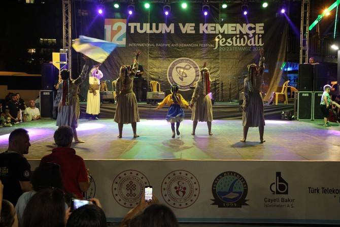 Rize'deki tulum ve kemençe festivalinde 'savaş karşıtı' dans 7