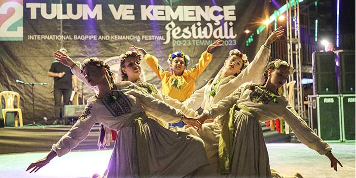 Rize'deki tulum ve kemençe festivalinde 'savaş karşıtı' dans