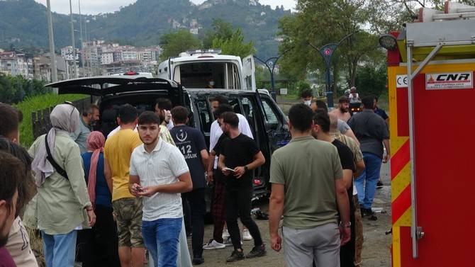 Sürmene'de turistleri taşıyan minibüs devrildi: 3'ü ağır 6 yaralı 1