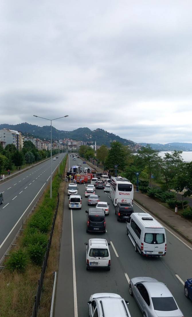 Sürmene'de turistleri taşıyan minibüs devrildi: 3'ü ağır 6 yaralı 10