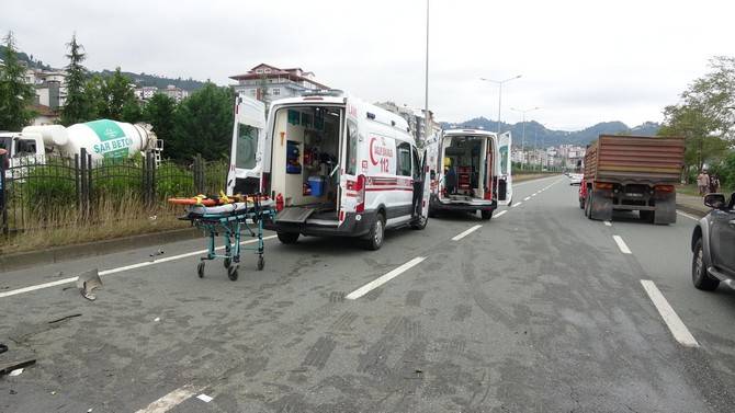 Sürmene'de turistleri taşıyan minibüs devrildi: 3'ü ağır 6 yaralı 4