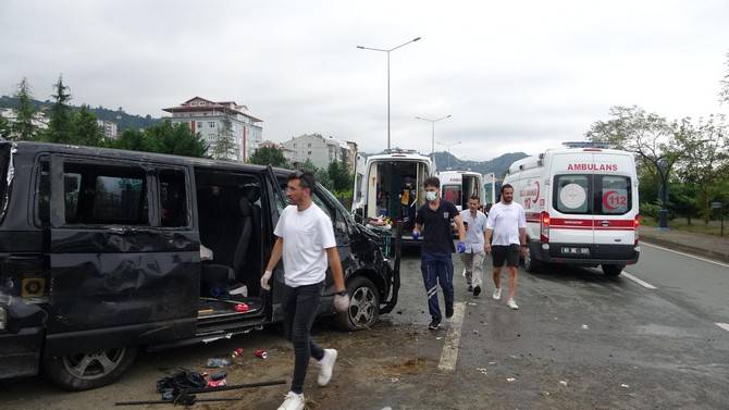 Sürmene'de turistleri taşıyan minibüs devrildi: 3'ü ağır 6 yaralı 6