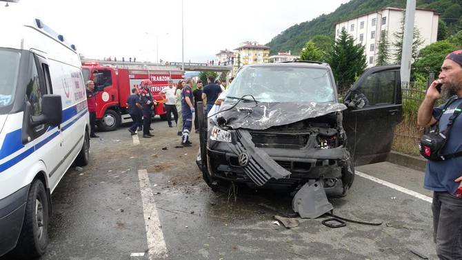 Sürmene'de turistleri taşıyan minibüs devrildi: 3'ü ağır 6 yaralı 7
