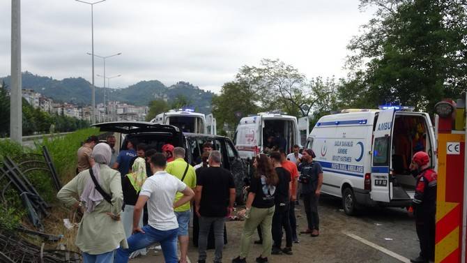 Sürmene'de turistleri taşıyan minibüs devrildi: 3'ü ağır 6 yaralı 8