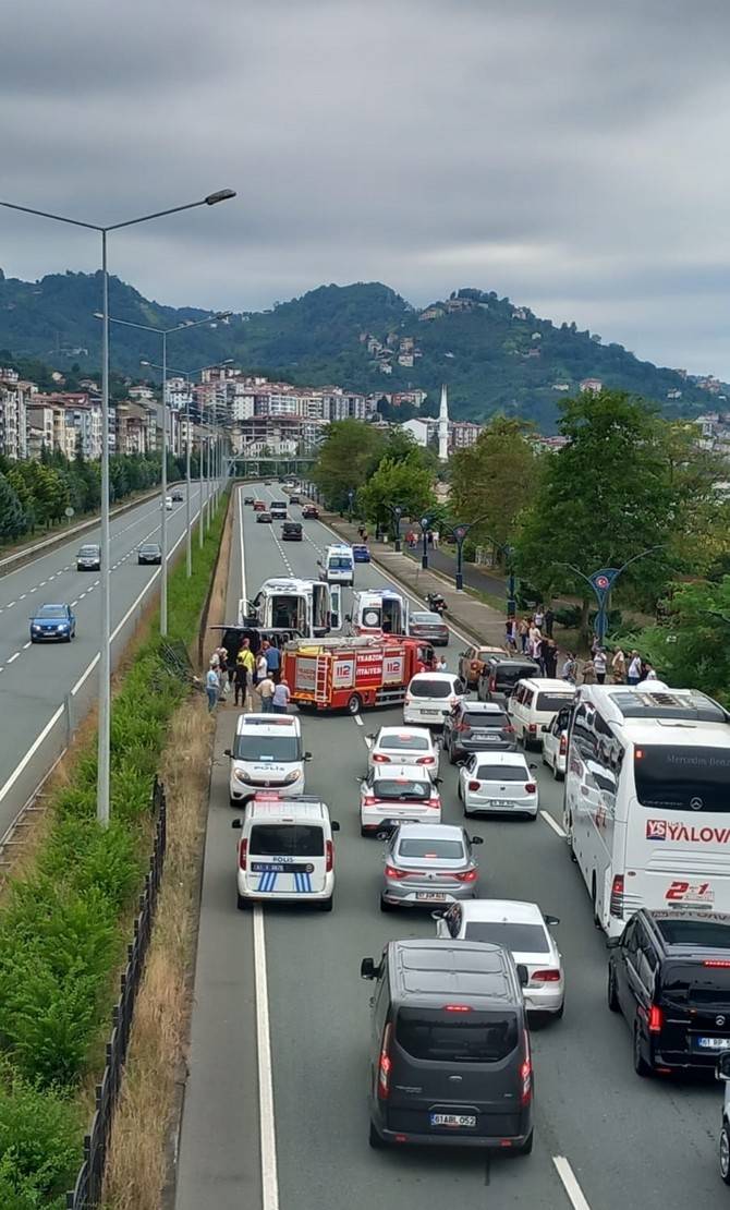 Sürmene'de turistleri taşıyan minibüs devrildi: 3'ü ağır 6 yaralı 9
