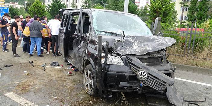 Sürmene'de turistleri taşıyan minibüs devrildi: 3'ü ağır 6 yaralı