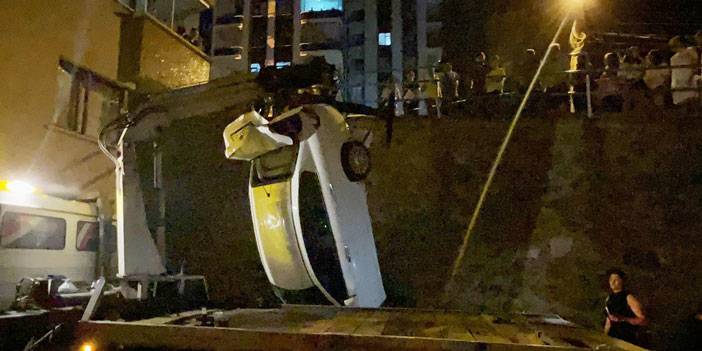 Trabzon'da otomobil yol ile apartman arasındaki boşluğa düştü: 2 yaralı