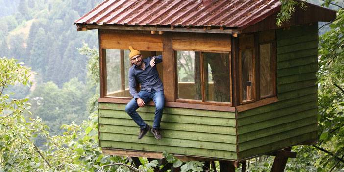 Rizeli öğretmenin ağaca yaptığı eve ancak ağaca tırmanabilenler çıkabiliyor