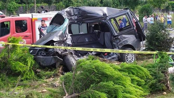 Giresun'da tır ile otomobilin çarpışması sonucu 2 kişi öldü, 1 kişi yaralandı 1