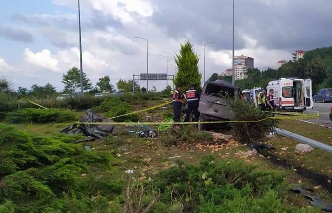 Giresun'da tır ile otomobilin çarpışması sonucu 2 kişi öldü, 1 kişi yaralandı 4