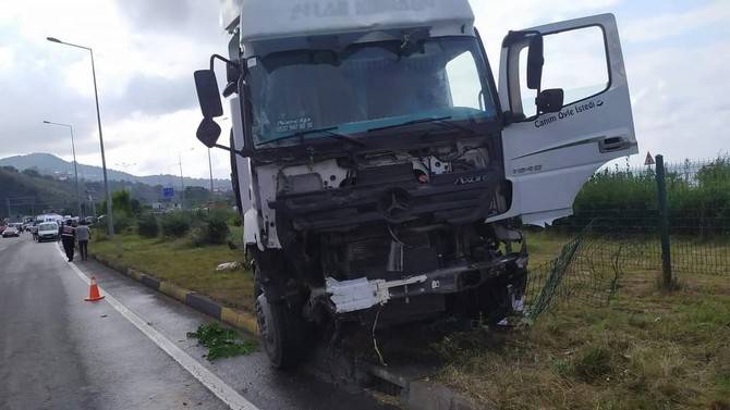 Giresun'da tır ile otomobilin çarpışması sonucu 2 kişi öldü, 1 kişi yaralandı 6