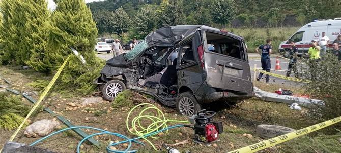 Giresun'da tır ile otomobilin çarpışması sonucu 2 kişi öldü, 1 kişi yaralandı 8