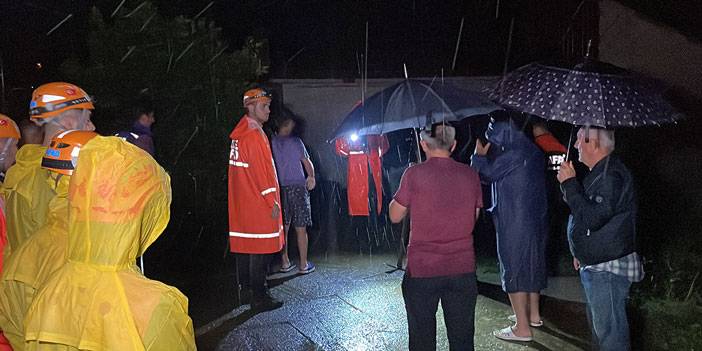 Rize'de heyelan; 3 katlı bina ve 1 müstakil ev boşaltıldı