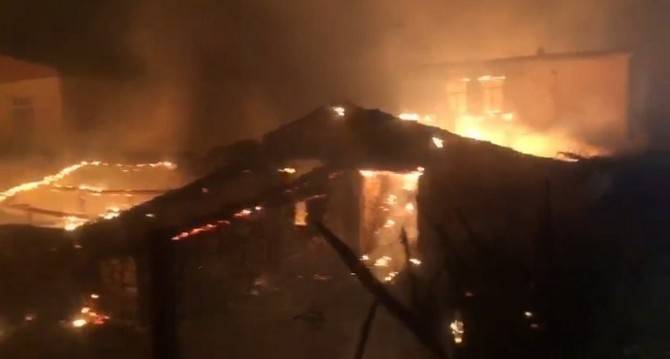 Çanakkale'de yangın evlere ulaştı, evler alev alev yanıyor 2