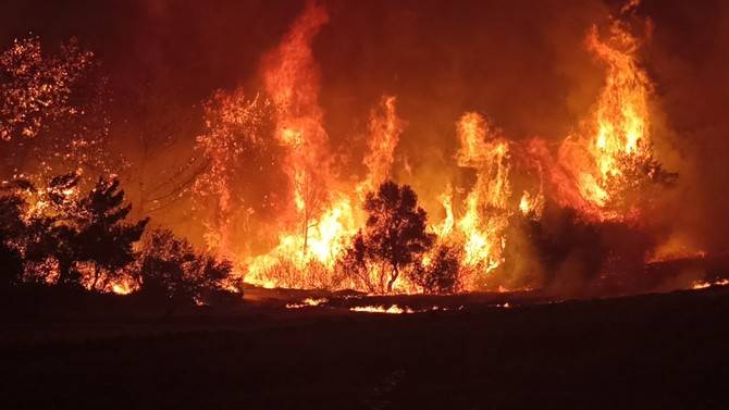 Çanakkale’deki orman yangınını söndürme çalışmaları aralıksız devam ediyor 3