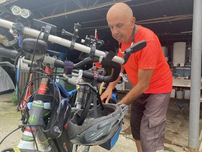 Emekli çift, yeni hayatlarına pedallıyor 4