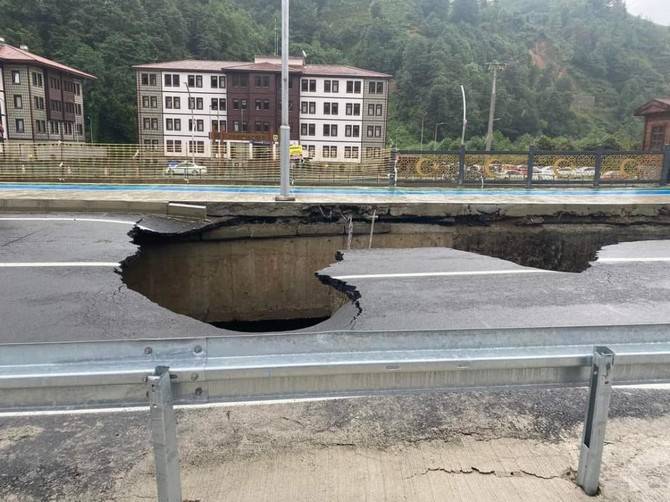 Rize’de şiddetli yağışlar sonrası yol çöktü 1