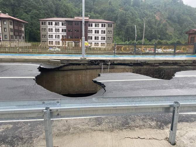 Rize’de şiddetli yağışlar sonrası yol çöktü 4