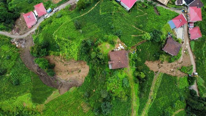 Rize'de şiddetli yağış etkili oldu 12