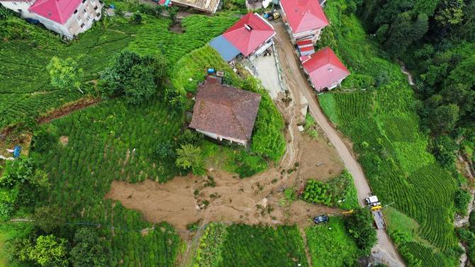 Rize'de şiddetli yağış etkili oldu 13