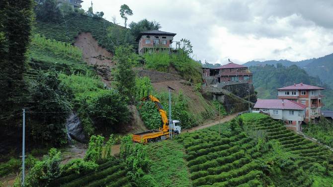 Rize'de şiddetli yağış etkili oldu 14