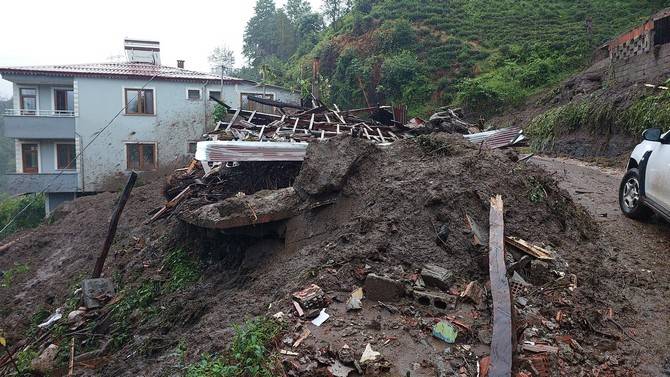 Rize'de şiddetli yağış etkili oldu 3