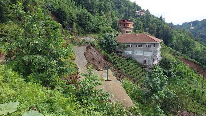 Rize'de şiddetli yağış etkili oldu 7
