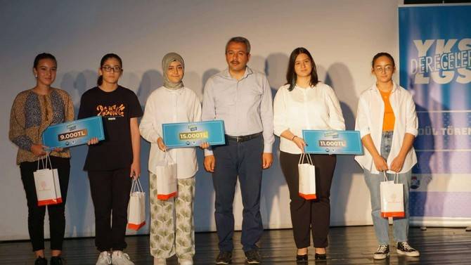 LGS ve YKS'de Rize'den Dereceye Giren Öğrencilere Ödülleri Takdim Edildi 14