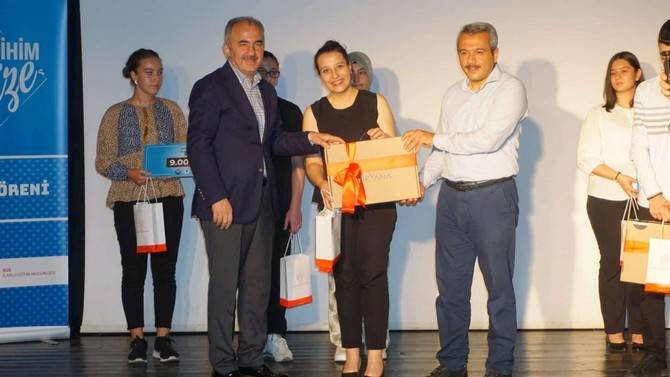 LGS ve YKS'de Rize'den Dereceye Giren Öğrencilere Ödülleri Takdim Edildi 16
