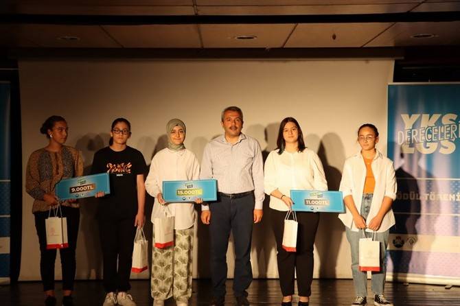 LGS ve YKS'de Rize'den Dereceye Giren Öğrencilere Ödülleri Takdim Edildi 36