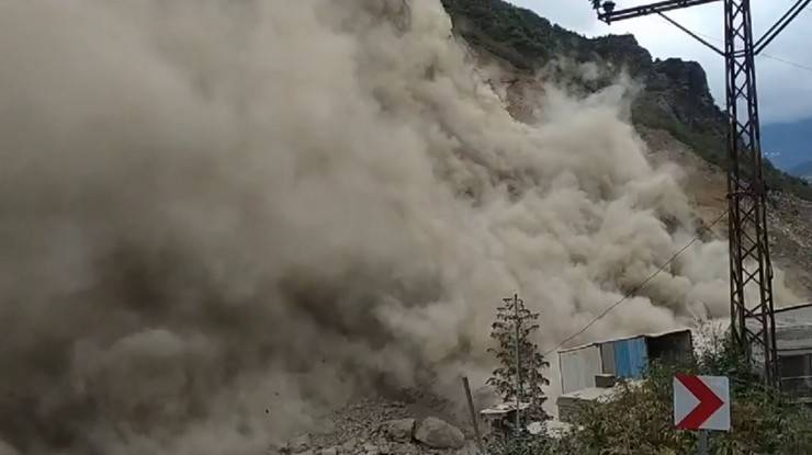Trabzon'da taş ocağında heyelan 18