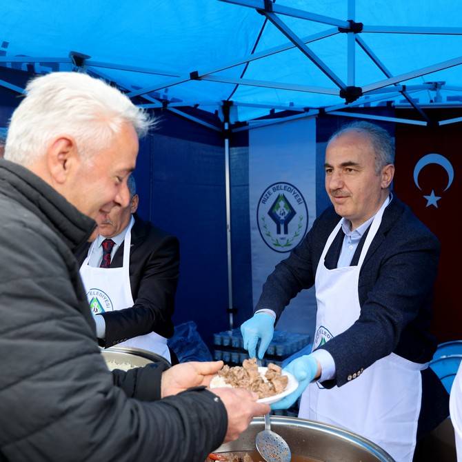 Rize'de bayramlaşma töreninde protokol ile vatandaşlar bir araya geldi 12