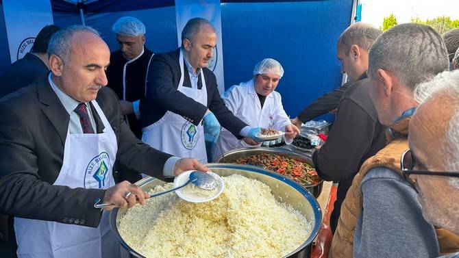 Rize'de bayramlaşma töreninde protokol ile vatandaşlar bir araya geldi 13