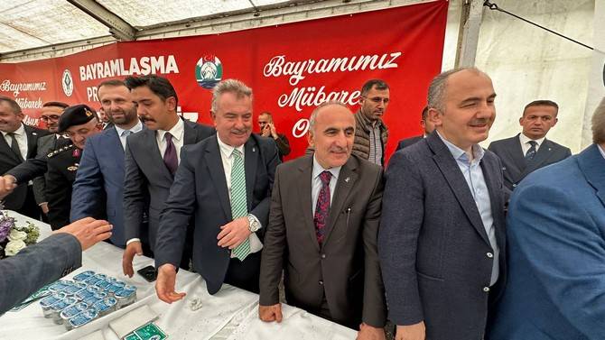 Rize'de bayramlaşma töreninde protokol ile vatandaşlar bir araya geldi 18