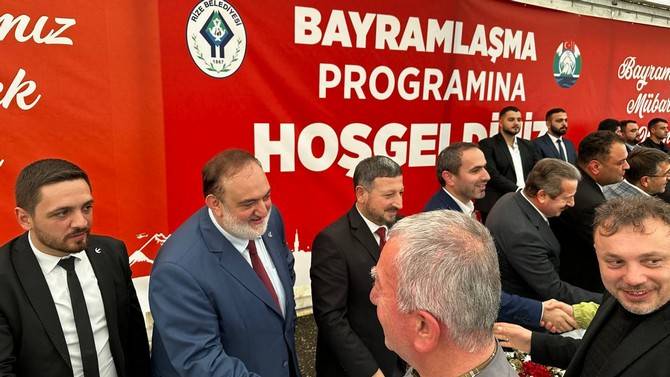 Rize'de bayramlaşma töreninde protokol ile vatandaşlar bir araya geldi 47