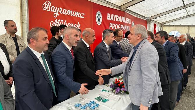 Rize'de bayramlaşma töreninde protokol ile vatandaşlar bir araya geldi 56