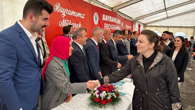 Rize'de bayramlaşma töreninde protokol ile vatandaşlar bir araya geldi 59