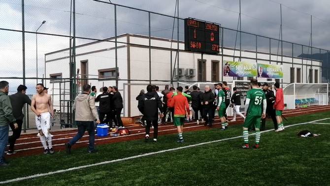 Rize'de amatör maçta sahaya yakışmayan görüntüler 1
