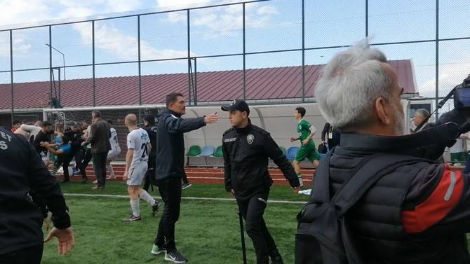 Rize'de amatör maçta sahaya yakışmayan görüntüler 2