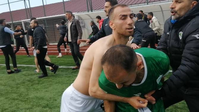 Rize'de amatör maçta sahaya yakışmayan görüntüler 3