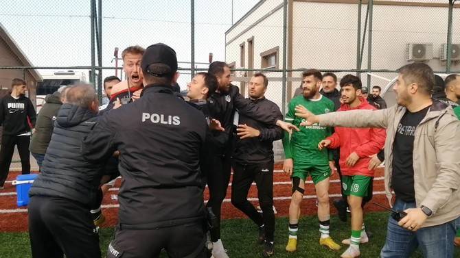 Rize'de amatör maçta sahaya yakışmayan görüntüler 4