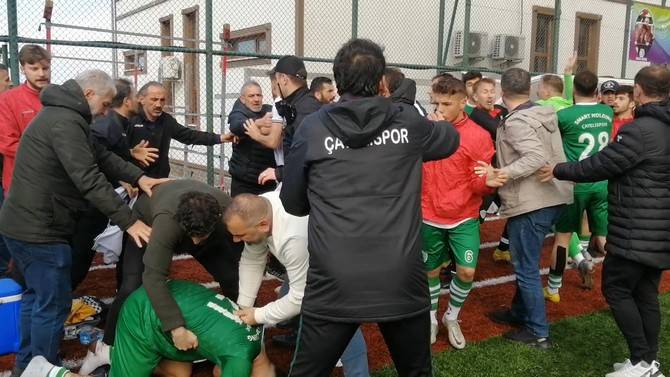 Rize'de amatör maçta sahaya yakışmayan görüntüler 5